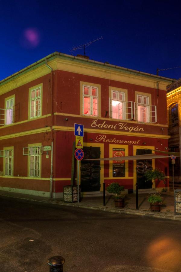 Santico Art Hotel And Hostel บูดาเปสต์ ภายนอก รูปภาพ